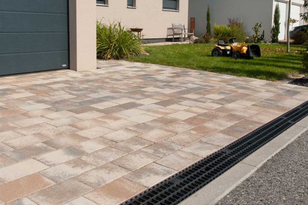 Oberflaechenentwaesserung-Guss-Gitter